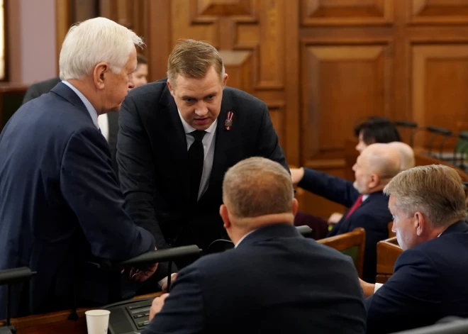 Lielākā daļa frakciju Saeimā neplāno atbalstīt Jāņa Sikšņa kandidatūru SEPLP locekļa amatam