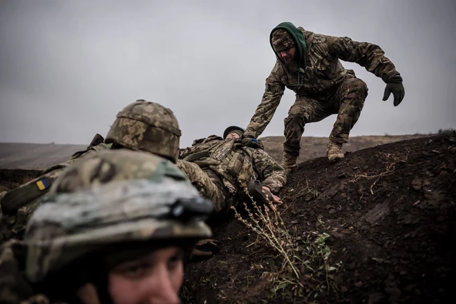 Bezpilota lidaparātu karadarbība ir padarījusi ievainoto karavīru evakuāciju gandrīz neiespējamu, un šie apstākļi izraisa infekcijas, kas kādreiz bija atstātas vēstures grāmatās.