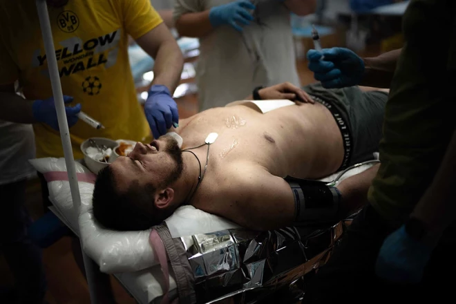 Slimnīcā ierodas cilvēki, kuri ir ievainoti pāris nedēļas, vienkārši sēž pazemes stabilizācijas punktos un tiek uzturēti pie dzīvības.