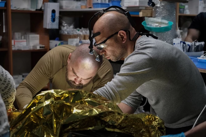 Ukrainā attīrīšana, kā arī mērķtiecīga antibiotiku lietošana bieži vien ir gandrīz neiespējama tūlīt pēc traumas gūšanas, jo ir ierobežota piekļuve laboratorijām.