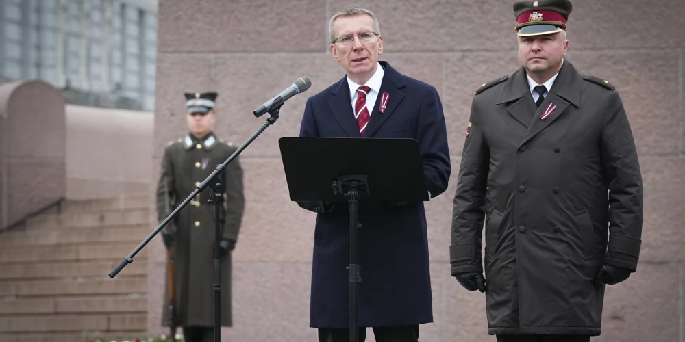 Valsts prezidents Edgars Rinkēvičs piedalās Nacionālo bruņoto spēku svinīgajā godasardzes maiņas ceremonijā pie Brīvības pieminekļa.