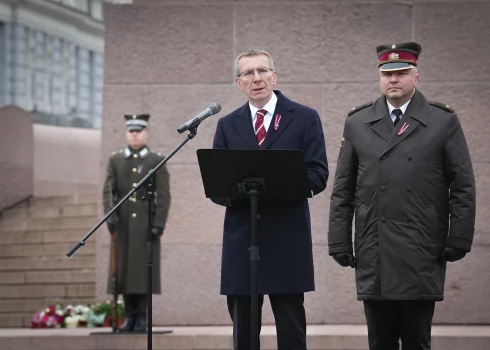 Valsts prezidents Edgars Rinkēvičs piedalās Nacionālo bruņoto spēku svinīgajā godasardzes maiņas ceremonijā pie Brīvības pieminekļa.