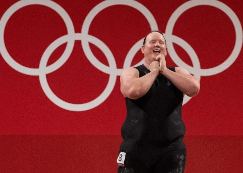 Известных трансгендерных спортсменов крайне мало: например, новозеландская тяжелоатлетка Лорел Хаббард стала первой открытой трансгендерной участницей Олимпиады в Токио-2021.