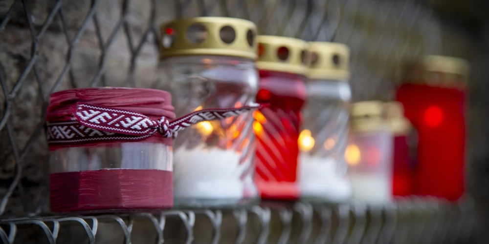 Svecītes pie Rīgas pils mūra par godu Lāčplēša dienai.