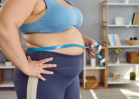 Половина жителей Латвии борется с лишним весом, треть сталкивается с предвзятостью.