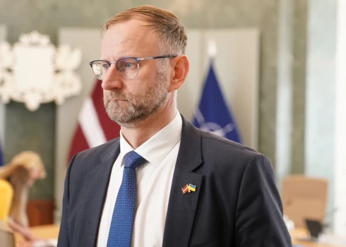 Satiksmes ministrs Atis Švinka piedalās.