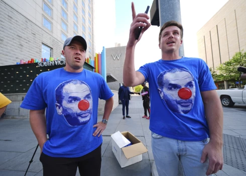 Piktie Dalasas "Mavericks" fani ar kluba ģenerālmenedžera Niko Harisona bildi ar klauna degunu