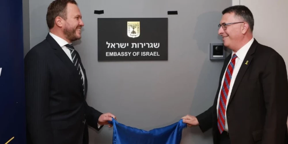 Igaunijas ārlietu ministrs Marguss Cahkna un Izraēlas ārlietu ministrs Gideons Sārs atklāj Izraēlas vēstniecību Tallinā (foto: Izraēlas Ārlietu ministrija / Facebook)