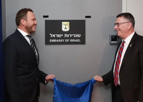 Igaunijas ārlietu ministrs Marguss Cahkna un Izraēlas ārlietu ministrs Gideons Sārs atklāj Izraēlas vēstniecību Tallinā (foto: Izraēlas Ārlietu ministrija / Facebook)