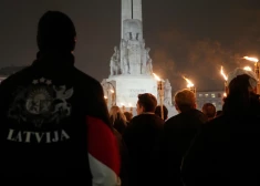 Ļaužu jūra dodas Lāčplēša dienas lāpu gājienā no Brāļu kapiem uz Brīvības pieminekli. FOTO