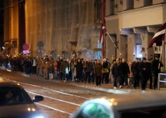 ФОТО: сотни людей вышли на факельное шествие в честь Дня Лачплесиса