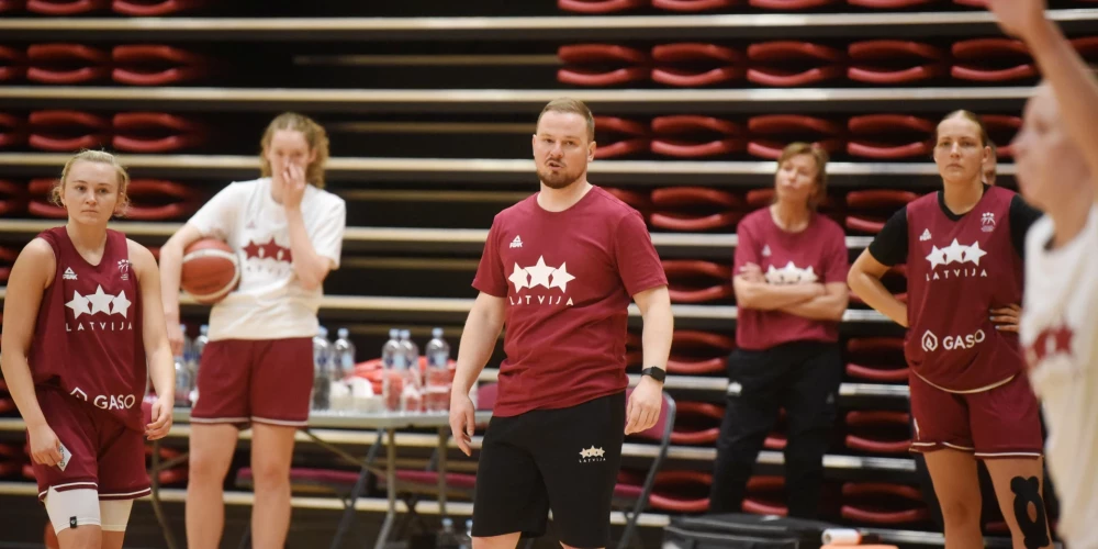 Latvijas sieviešu izlases galvenais treneris Matīss Rožlapa piedalās Latvijas sieviešu basketbola izlases treniņā