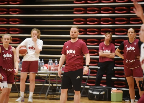 Latvijas sieviešu izlases galvenais treneris Matīss Rožlapa piedalās Latvijas sieviešu basketbola izlases treniņā