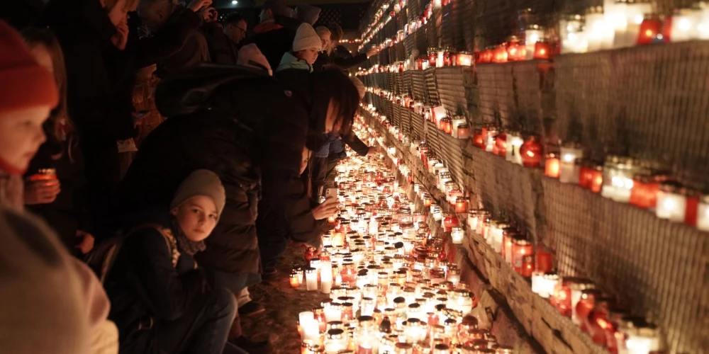 Svecīšu jūra pie Rīgas pils mūra (foto: Mārtiņš Ziders)