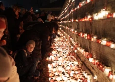 Fantastiski skaisti! Pie Rīgas pils mūra tūkstošiem cilvēku noliek svecītes un palaiž Daugavā uguns plostu. FOTO