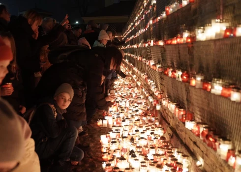 Svecīšu jūra pie Rīgas pils mūra (foto: Mārtiņš Ziders)