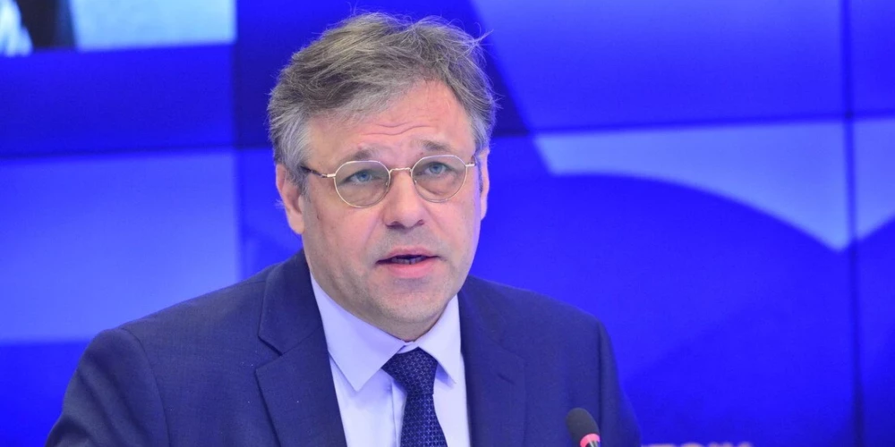 Krievijas Ārlietu ministrijas īpašo uzdevumu vēstnieks Kijivas režīma noziegumu lietās Rodions Mirošņiks žēlojas par briesmīgo Ukrainu, kas uzdrošinās atbildēt Krievijai ar prettriecieniem (ekrānuzņēmums no "X")