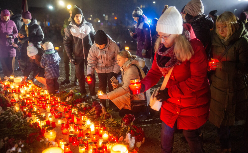 Skaisti arī Jelgavā! Lāčplēša dienas lāpu gājiens vieno dažādu paaudžu jelgavniekus. FOTO