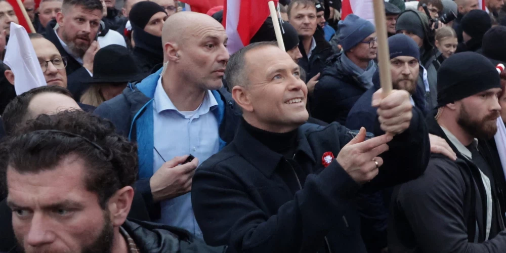 Polijas prezidents Karols Navrockis tradicionālajā nacionālistu organizētajā Neatkarības dienas gājienā Varšavā.