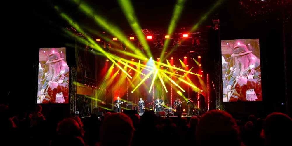 Grupa "Iļģi" uzstājas Lāčplēša dienai veltītā koncertā "Saules mūžs" Uzvaras parkā.