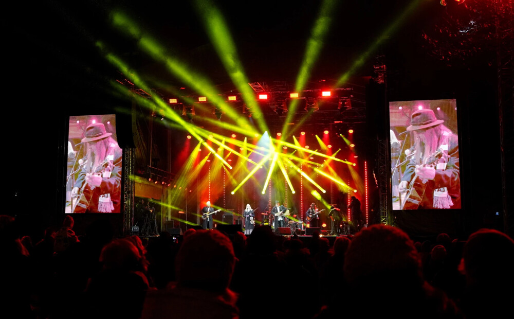 Mūzika un dziesmas Latvijas varoņiem! Lāčplēša dienas koncerts "Saules mūžs" Uzvaras parkā. FOTO