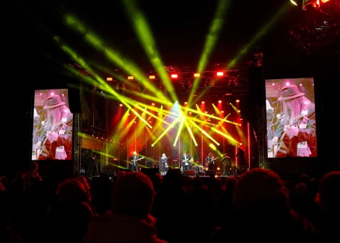 Grupa "Iļģi" uzstājas Lāčplēša dienai veltītā koncertā "Saules mūžs" Uzvaras parkā.