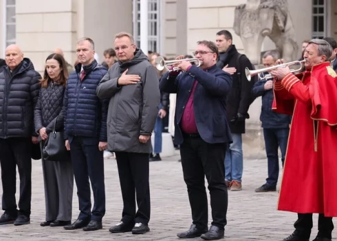 Latvijas Evaņģēliski luteriskās Baznīcas pasaulē arhibīskaps Kārlis Žols (vidū) izvada kritušos ukraiņu karavīrus (foto: Ļvivas pašvaldības mājaslapa) 