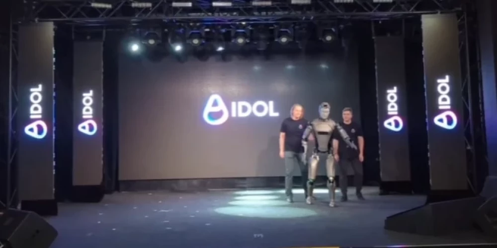 Robots Aidols uzstājas, pamāj… un krīt!