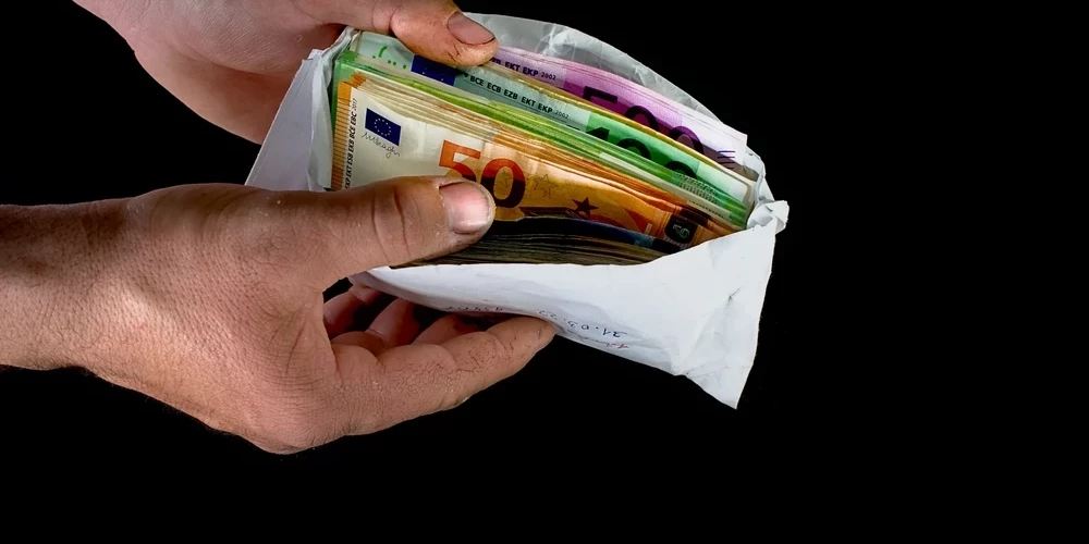 Policija aizturējusi 16 “naudas mūļus” – telefonkrāpnieku tīklā vervē jauniešus.