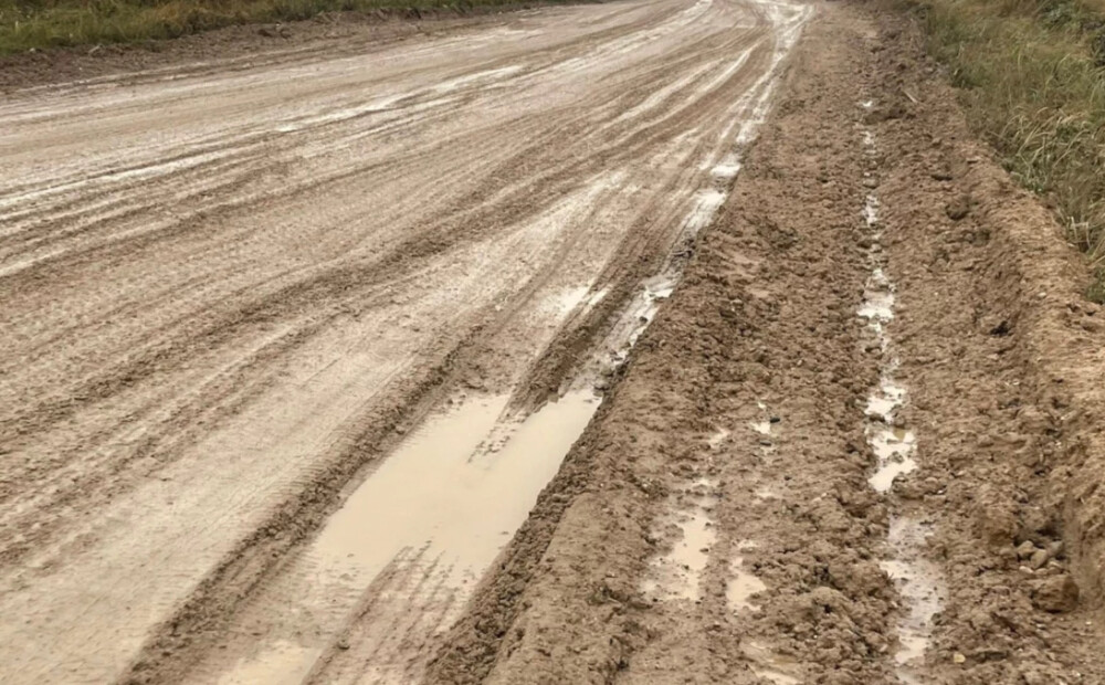 Vēja parka dēļ ceļi Drustu pagastā kļuvuši neizbraucami. Aicina noteikt kravas satiksmes aizliegumu VIDEO