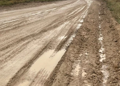 Vēja parka "Augstkalni" izbūves laikā ceļš Smiltenes novada Drustu pagastā kļuvis neizbraucams.