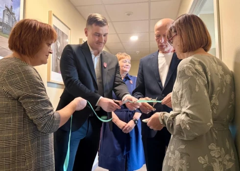 Ancenes ciemā, kur līdz ši nekad nav bijusi bibliotēka, nu tā ir atklāta.