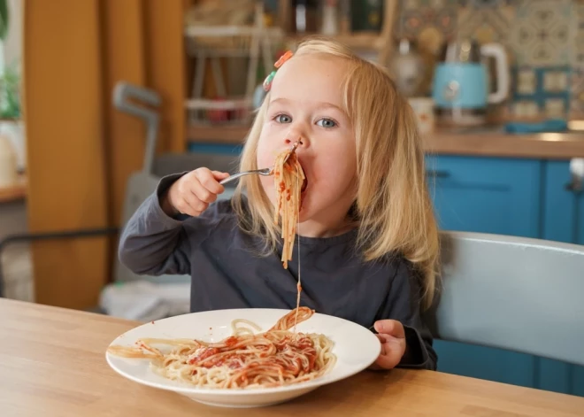 9 pilnīgi normālas dīvainības, kuras mēdz darīt mazi bērni