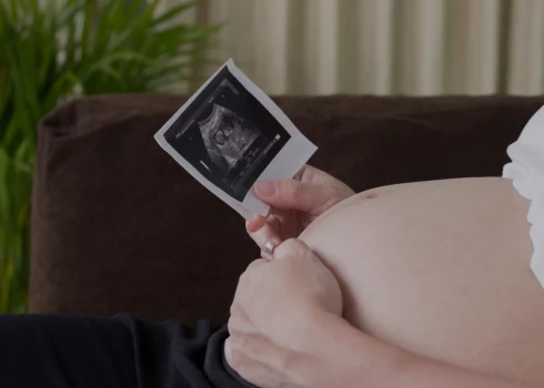 Gadās, ka augļūdeņos nokļūst mekonijs – lipīga, tumši zaļa masa, kas būs jaundzimuša bērna pirmā vēdera izeja.