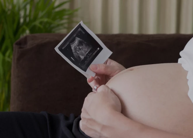 Kā bērniņš nokārtojas mammas vēderā?