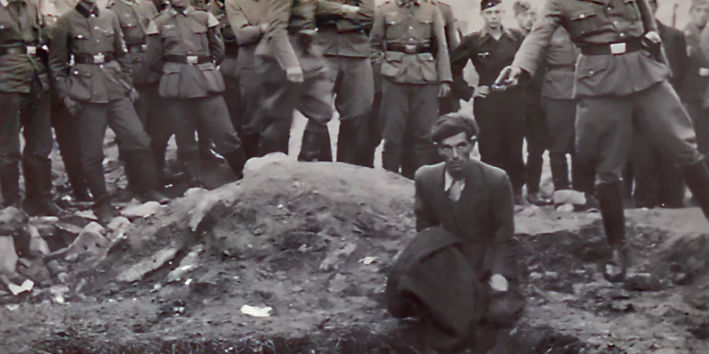 Saskaņā ar vēsturnieka Jurgena Mathausa veikto pētījumu, attēlā redzamais slepkava ir Jakobs Onnens.