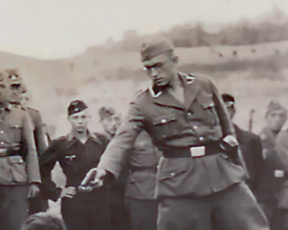 Jakobs Onnens pievienojās nacistu partijai pirms Hitlera nākšanas pie varas 1933. gadā.