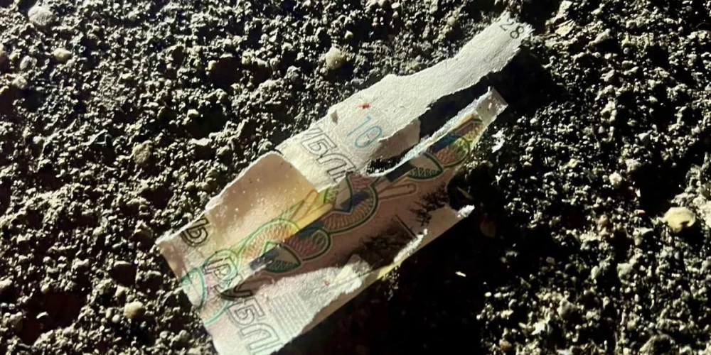 Мальчик поднял с земли неустановленное взрывное устройство, замаскированное под подарочную упаковку с прикрепленной 10-рублевой денежной купюрой.