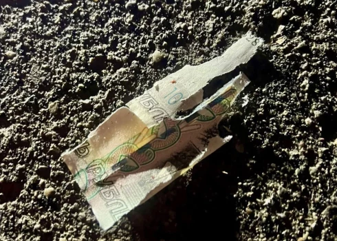 Мальчик поднял с  земли неустановленное взрывное устройство, замаскированное под  подарочную упаковку с  прикрепленной 10-рублевой денежной купюрой.