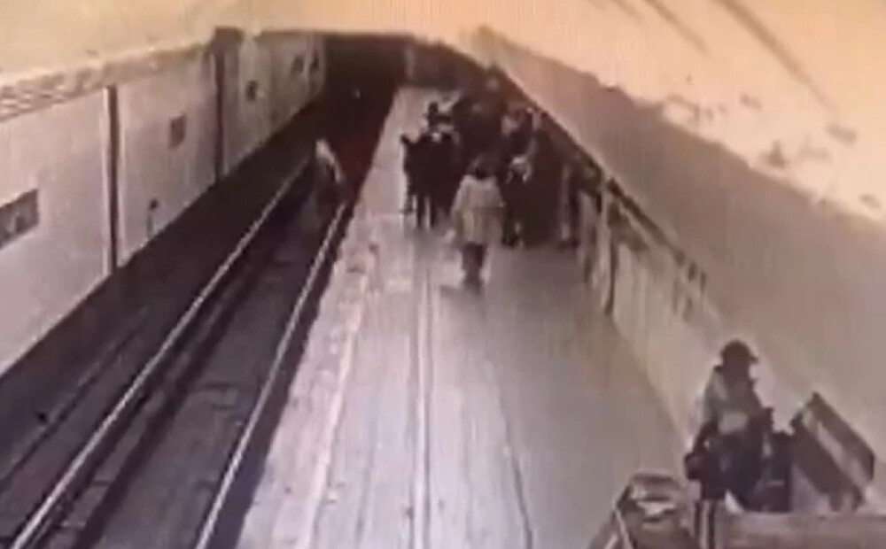 Pensionāre Maskavā pagrūž 13 gadus vecu meiteni uz metro sliedēm. Sirmgalves skaidrojums liek saķert galvu. VIDEO