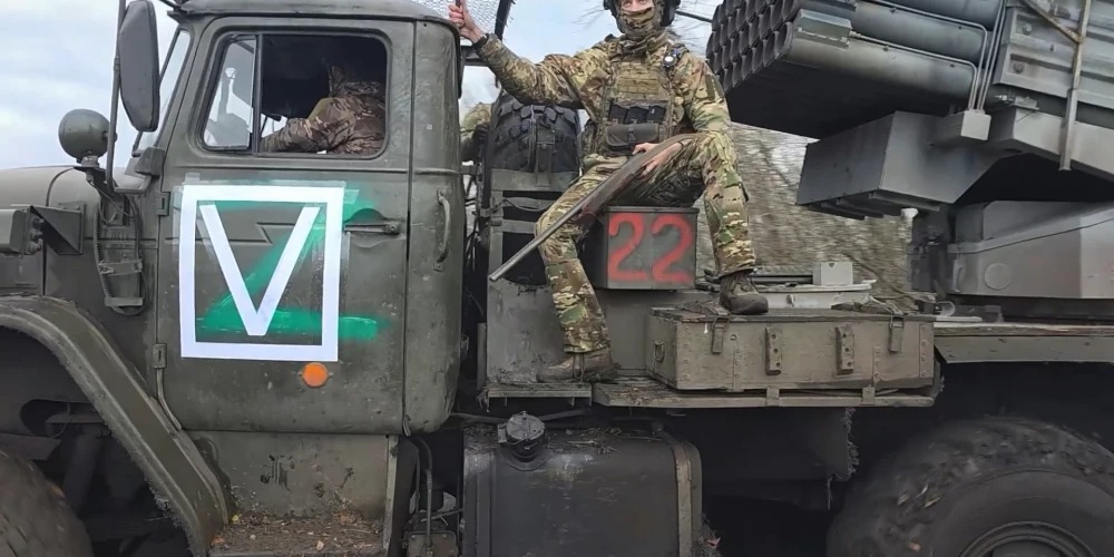 Krievijas iebrucēji ar pašgājēju raķešu palaišanas iekārtu "Tornado-G" veic apšaudi Ukrainas pozīciju virzienā nezināmā vietā Ukrainā.