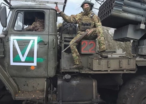 Krievijas iebrucēji ar pašgājēju raķešu palaišanas iekārtu "Tornado-G" veic apšaudi Ukrainas pozīciju virzienā nezināmā vietā Ukrainā.