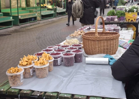 Rīgas Centrāltirgū vēl joprojām tiek tirgotas gailenes.