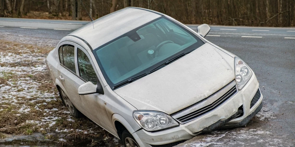 Используя не соответствующие сезону шины, водитель рискует безопасностью на дороге. 