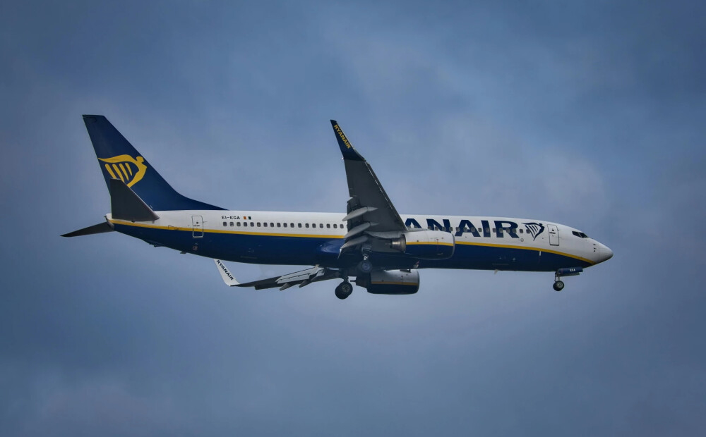 Aviācijas pasaulē notiek lielas pārmaiņas: "Ryanair" jaunie iekāpšanas noteikumi sanikno pasažierus līdz baltkvēlei
