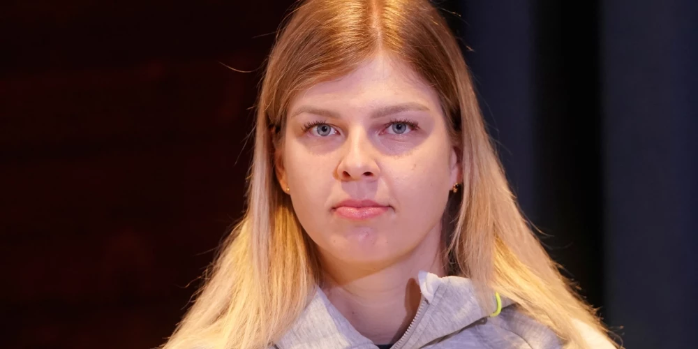 Kamaniņu braucēja Kendija Aparjode piedalās preses konferencē, kurā informē par kamaniņu sporta jauno sezonu.