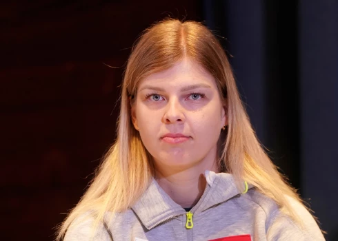 Kamaniņu braucēja Kendija Aparjode piedalās preses konferencē, kurā informē par kamaniņu sporta jauno sezonu.