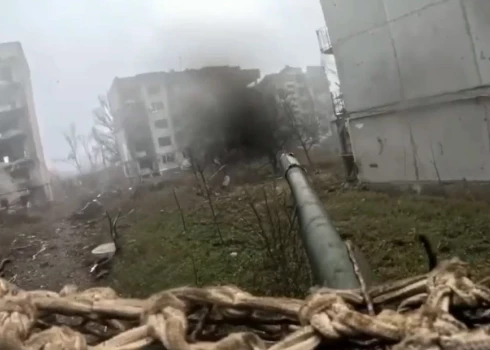 Ukrainas tanku apkalpes darbojās biezas miglas aizsegā, lai patvertos no Krievijas  armijas FPV droniem.