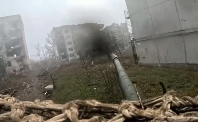 Ukrainas tanku apkalpes darbojās biezas miglas aizsegā, lai patvertos no Krievijas  armijas FPV droniem.