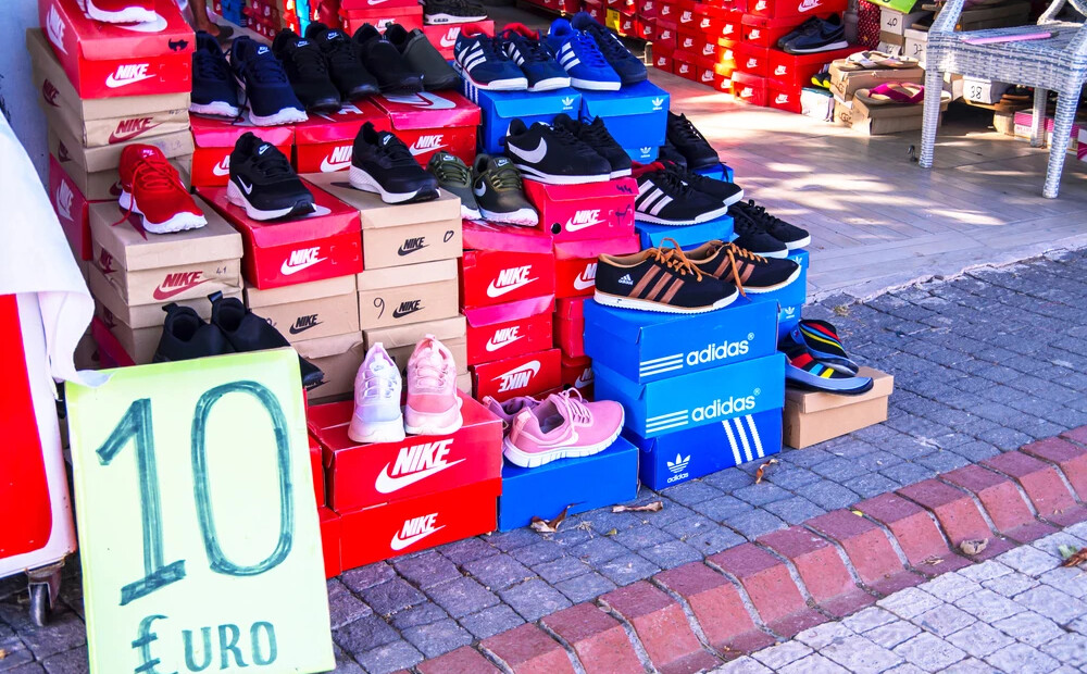 Sievietei Saldū draud līdz sešiem gadiem cietumā par viltotu zīmolu preču tirdzniecību – uzņēmumiem nodarīts 85 tūkstošu eiro kaitējums